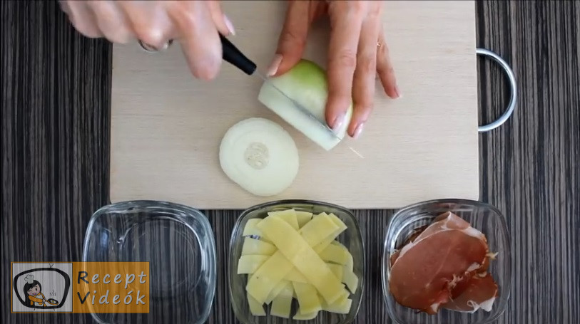 sajtos-sonkás hagymakarika recept elkészítése 1. lépés