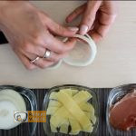 sajtos-sonkás hagymakarika recept elkészítése 2. lépés