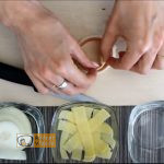 sajtos-sonkás hagymakarika recept elkészítése 3. lépés