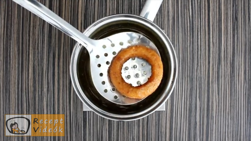 sajtos-sonkás hagymakarika recept elkészítése 6. lépés
