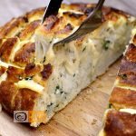 Sajtos fűszeres töltött kenyér recept, sajtos fűszeres töltött kenyér elkészítése - Recept Videók