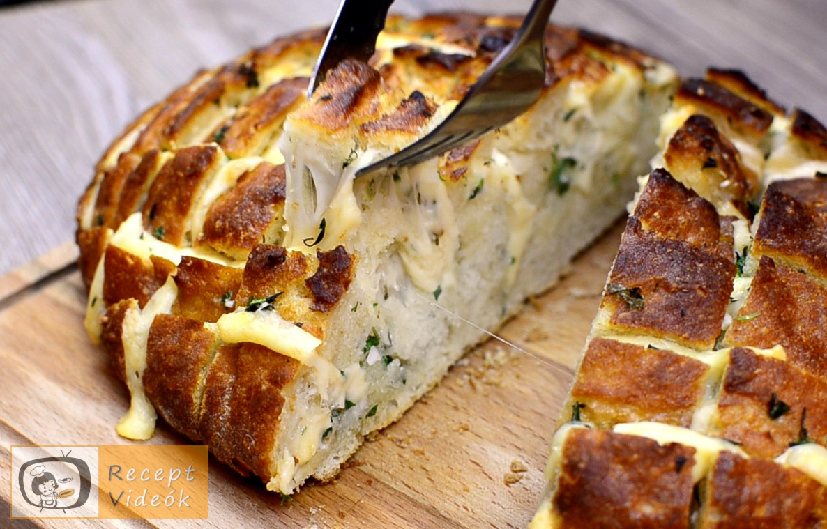 Sajtos fűszeres töltött kenyér