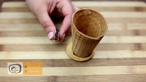 csokival töltött édestölcsér csésze recept elkészítése 3. lépés