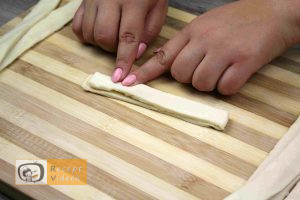 Hotdog kígyócskák recept, hotdog kígyócskák elkészítése 3. lépés