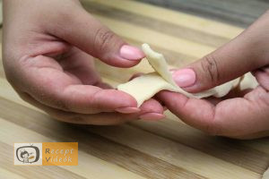 Hotdog kígyócskák recept, hotdog kígyócskák elkészítése 4. lépés