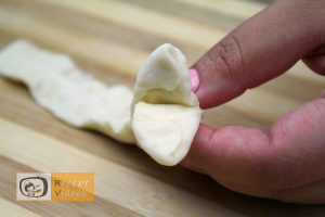 Hotdog kígyócskák recept, hotdog kígyócskák elkészítése 5. lépés