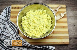 Baconbe tekert krumpli rolád recept elkészítése 3. lépés