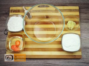 Csirkemell receptek: Csirkecsíkok fokhagymás-tejfölös bundában elkészítése 2. lépés