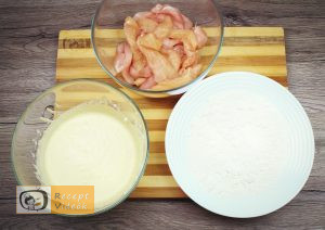 Csirkemell receptek: Csirkecsíkok fokhagymás-tejfölös bundában elkészítése 3. lépés