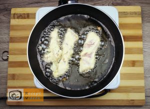 Csirkemell receptek: Csirkecsíkok fokhagymás-tejfölös bundában elkészítése 4. lépés