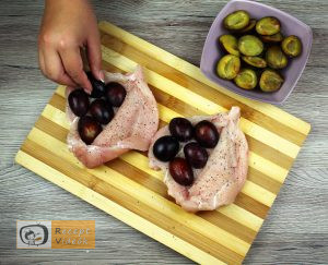 Csirkemell receptek: Szilvával töltött csirkemell bacon köntösben elkészítése 2. lépés