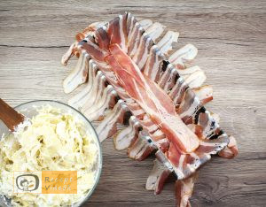 baconbe göngyölt túrós csusza recept elkészítése 2. lépés