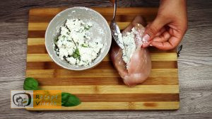 Csirkemell receptek: Bazsalikomos fetasajttal töltött csirkemell elkészítése 3. lépés