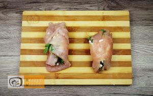 Csirkemell receptek: Csirkemelltekercs rukkolás fetasajttal töltve elkészítése 4. lépés