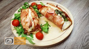 Csirkemell receptek: Csirkemelltekercs rukkolás fetasajttal töltve elkészítése - Recept Videók