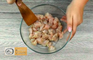 Csirkemell receptek: Baconös-sajtos csirkemell őzgerinc formában elkészítése 1. lépés