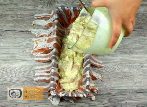 Csirkemell receptek: Baconös-sajtos csirkemell őzgerinc formában elkészítése 6. lépés