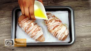 Csirkemell receptek: Bazsalikomos fetasajttal töltött csirkemell elkészítése 6. lépés