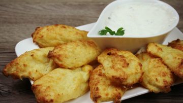 Csirkemell receptek: Csirkecsíkok fokhagymás-tejfölös bundában elkészítése - Recept Videók