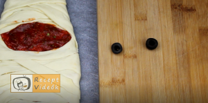 EGYSZERŰ HALLOWEEN SÜTI RECEPTEK - múmia pizza 4. lépés