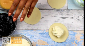 áfonyás-krémsajtos párna recept, áfonyás-krémsajtos párna elkészítése 2. lépés