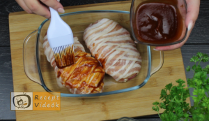 Baconös töltött csirkemell barbecue szósszal - Csirkemell receptek elkészítése 7. lépés