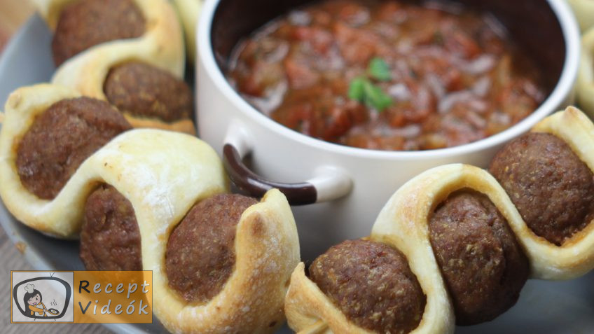 Tűzdelt húsgombócok paradicsommártással