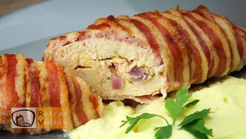 Baconbe göngyölt körözöttel töltött csirkemell - Csirkemell receptek - Recept Videók