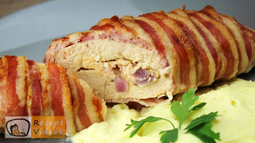 Baconbe göngyölt körözöttel töltött csirkemell