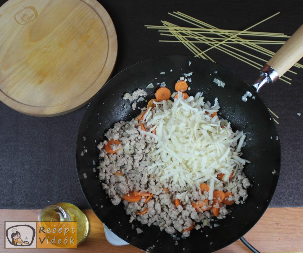 Bolognai spagetti recept, bolognai spagetti elkészítése 3. lépés