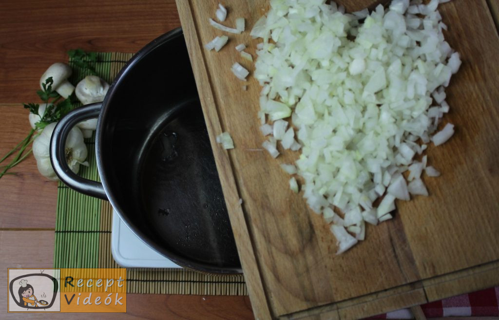Tejfölös gombapörkölt recept, tejfölös gombapörkölt elkészítése 1. lépés