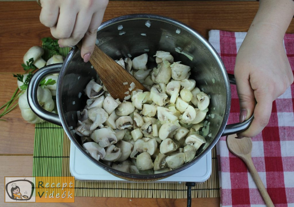 Tejfölös gombapörkölt recept, tejfölös gombapörkölt elkészítése 2. lépés
