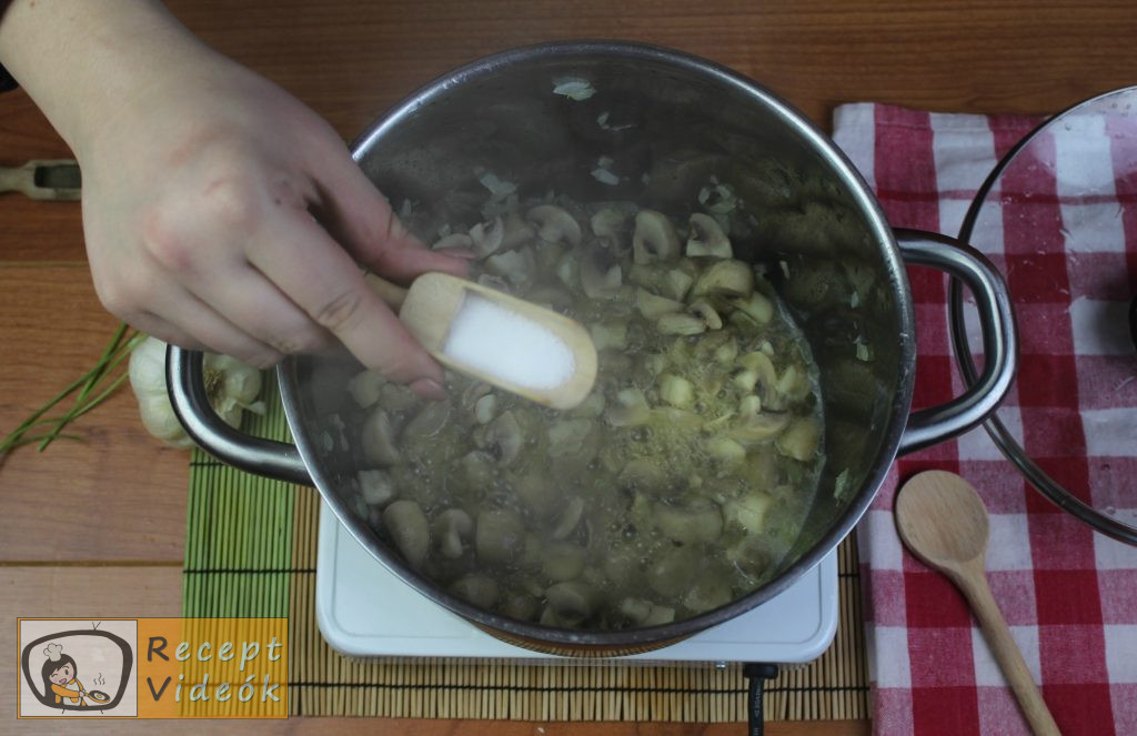 Tejfölös gombapörkölt recept, tejfölös gombapörkölt elkészítése 3. lépés