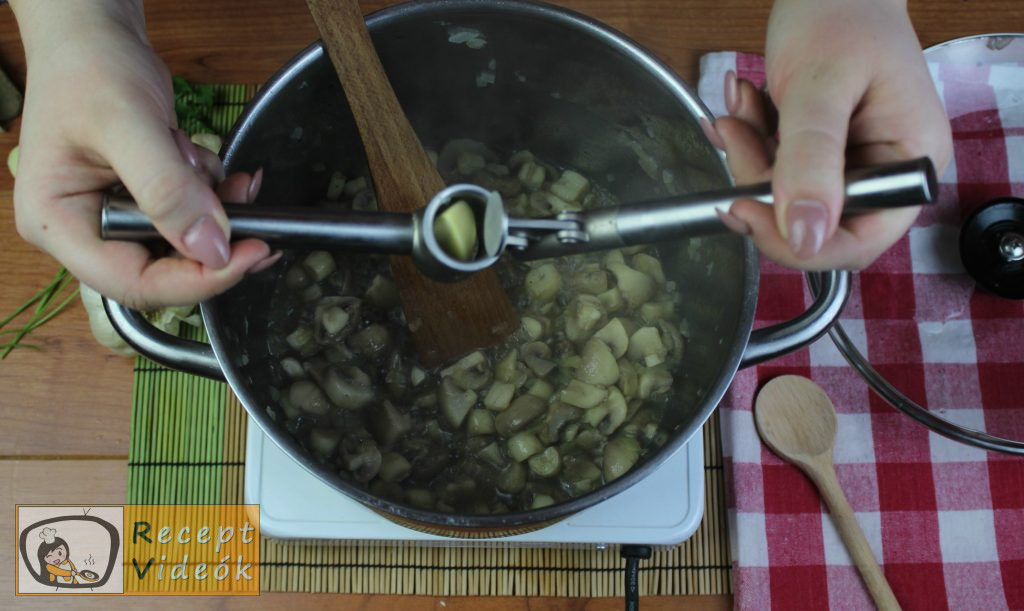 Tejfölös gombapörkölt recept, tejfölös gombapörkölt elkészítése 5. lépés