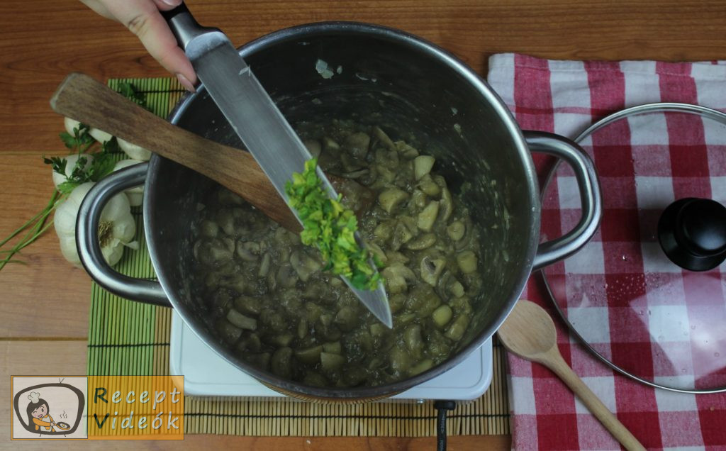 Tejfölös gombapörkölt recept, tejfölös gombapörkölt elkészítése 7. lépés