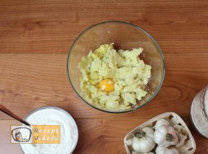 Fokhagymás gnocchi sajtmártással recept, fokhagymás gnocchi sajtmártással elkészítése 2. lépés
