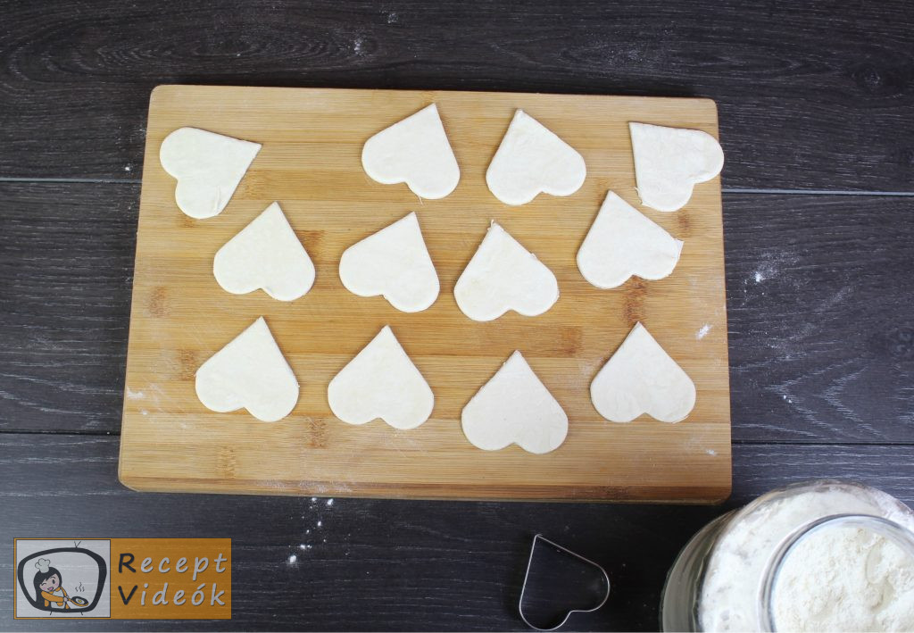 Valentin napi süti recept - lekváros mini szívek elkészítése 2. lépés