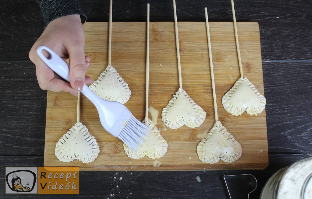 Valentin napi süti recept - lekváros mini szívek elkészítése 8. lépés