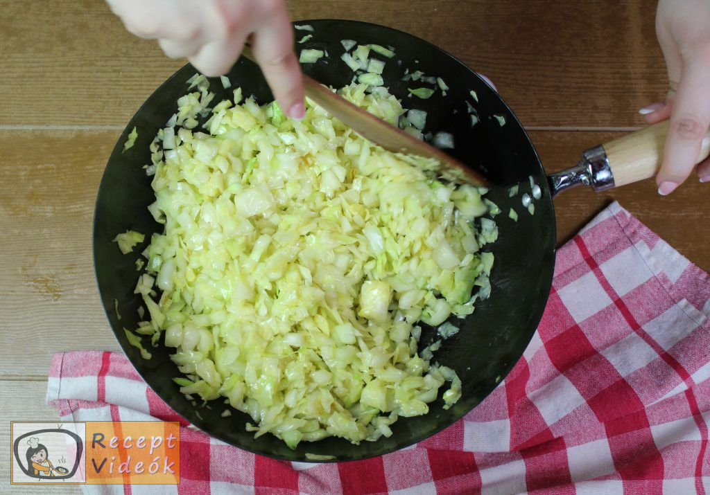 Egyszerű káposztás tészta recept, egyszerű káposztás tészta elkészítése 4. lépés