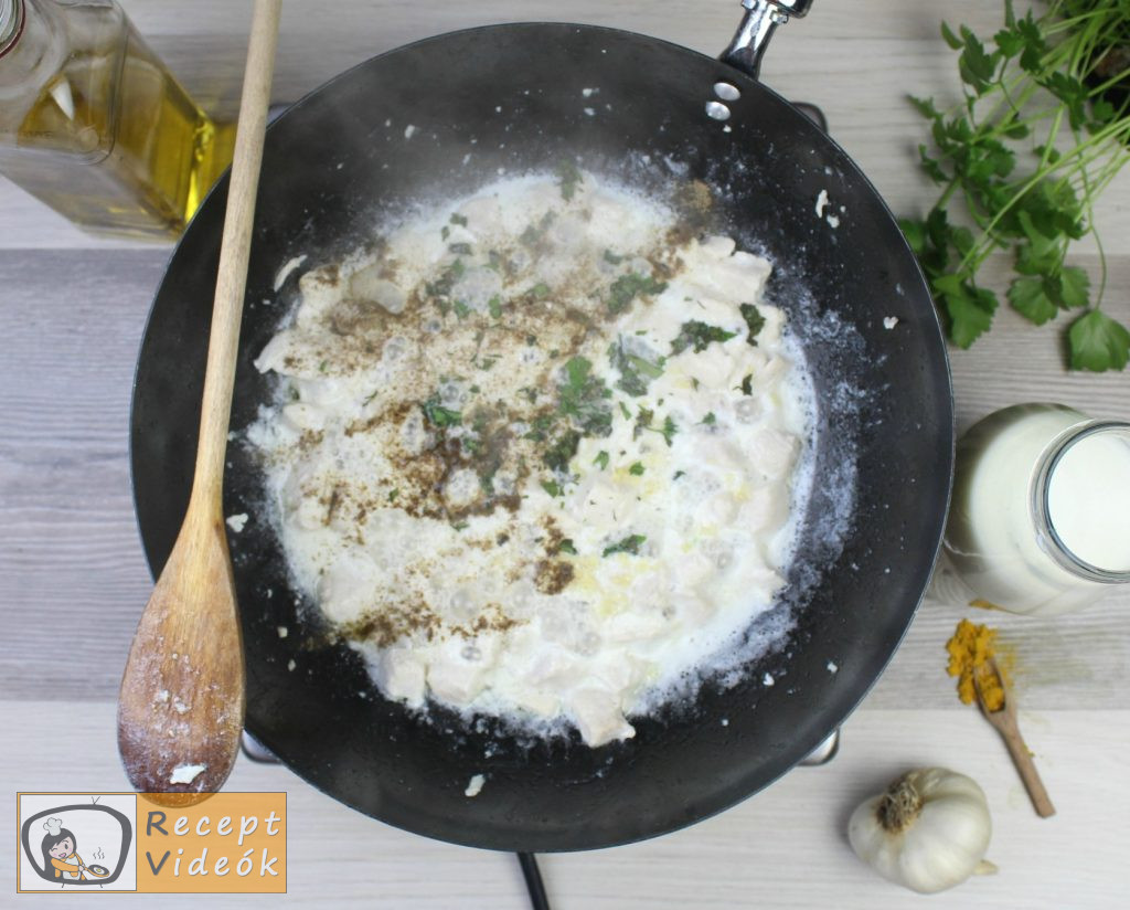 Csirkemell receptek: Csirkemell tejfölös-currys szószban elkészítése 2. lépés