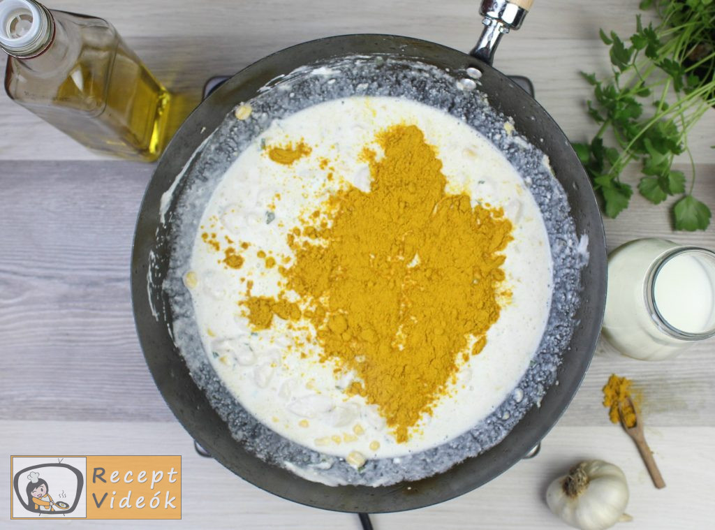 Csirkemell receptek: Csirkemell tejfölös-currys szószban elkészítése 6. lépés