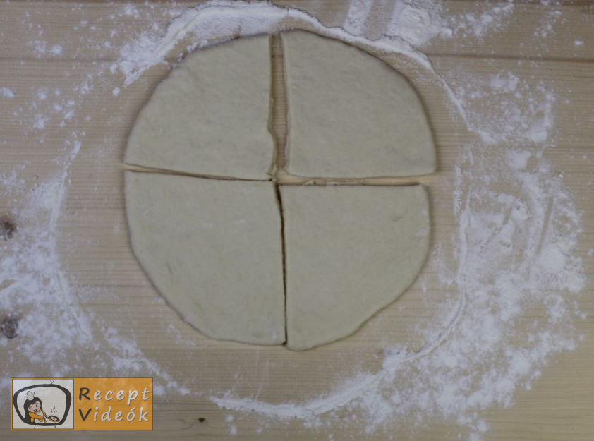 Házi kifli recept, házi kifli elkészítése 4. lépés
