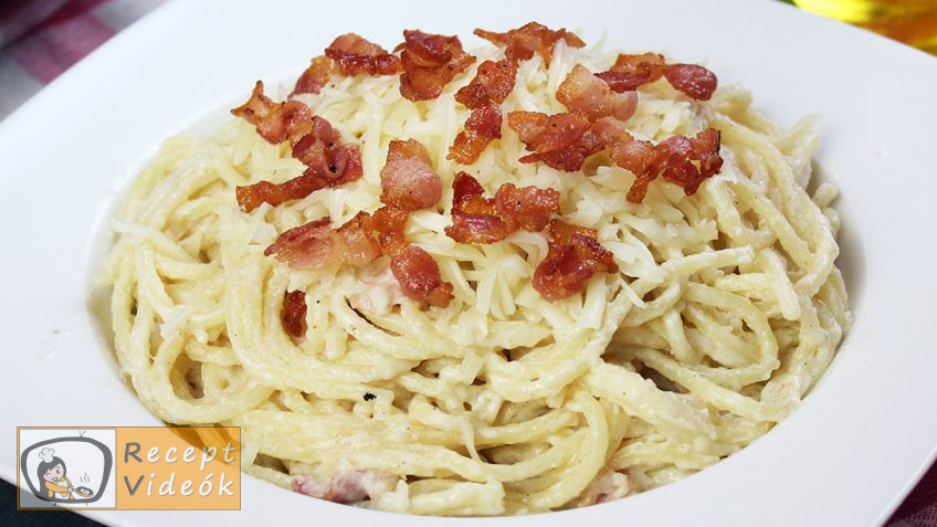 Sajtszószos-baconös spagetti