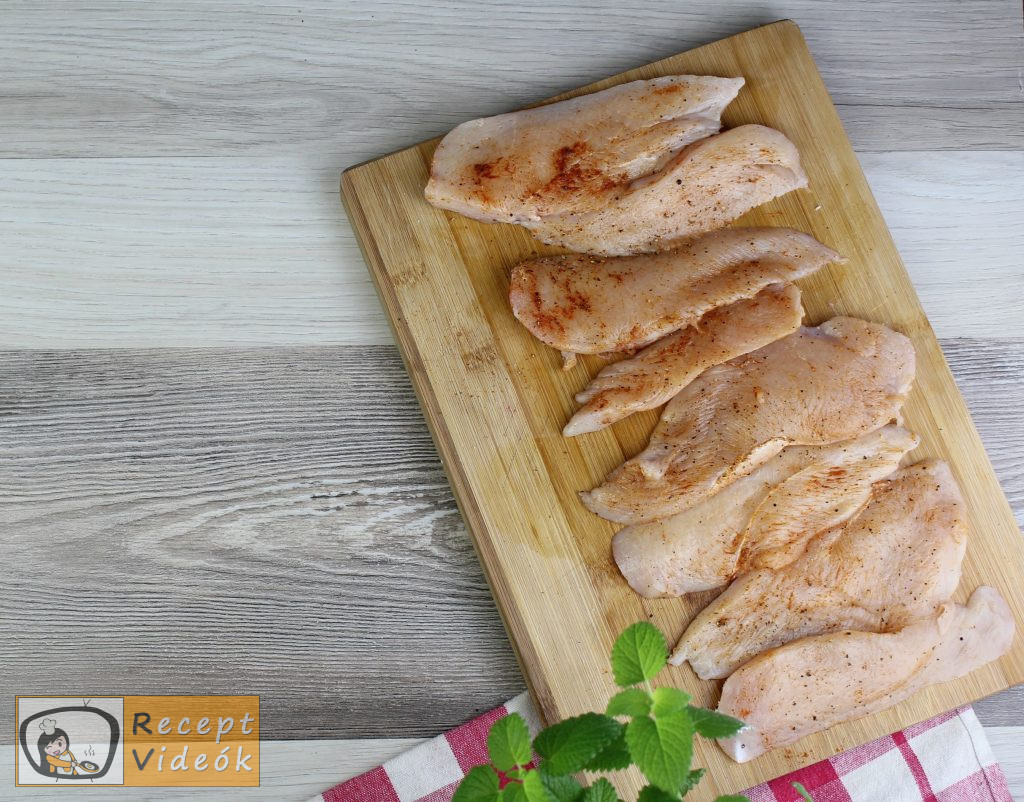 Csirkemell receptek: Tepsis csirkemell sajtos tésztában elkészítése 1. lépés