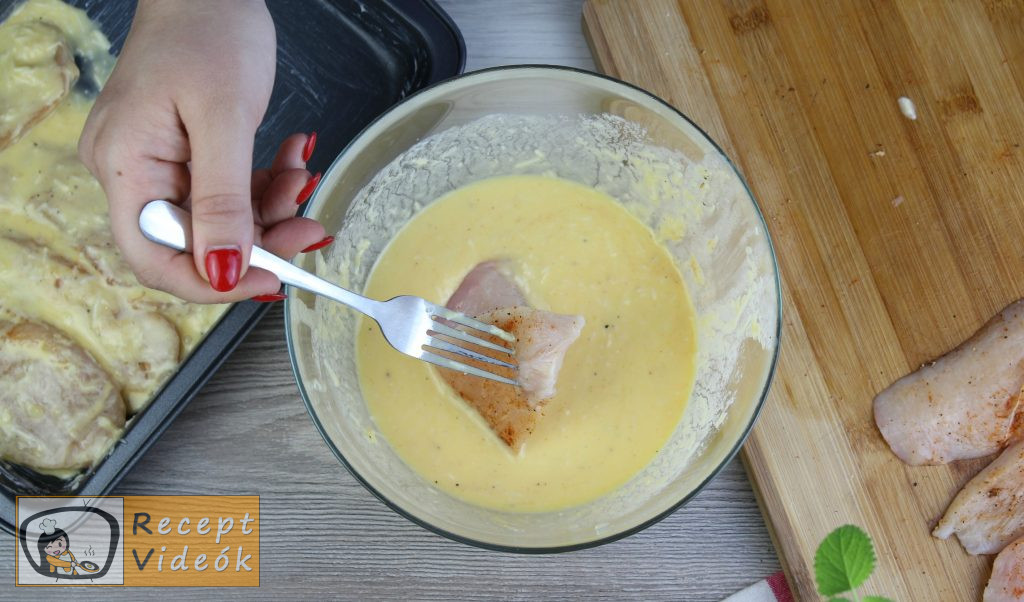 Csirkemell receptek: Tepsis csirkemell sajtos tésztában elkészítése 3. lépés