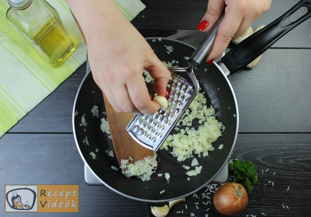 Pirított gombás rizottó recept elkészítése 2. lépés