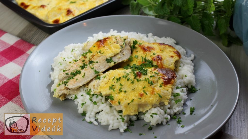 Csirkemell receptek: Tepsis csirkemell sajtos tésztában elkészítése - Recept Videók