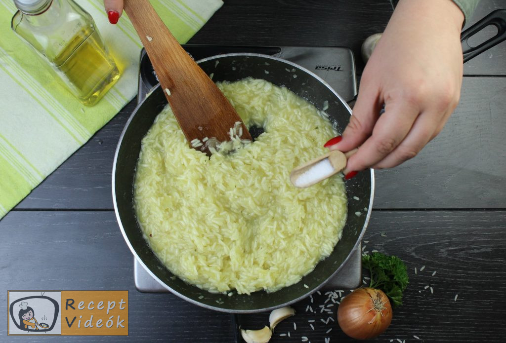 Pirított gombás rizottó recept elkészítése 5. lépés