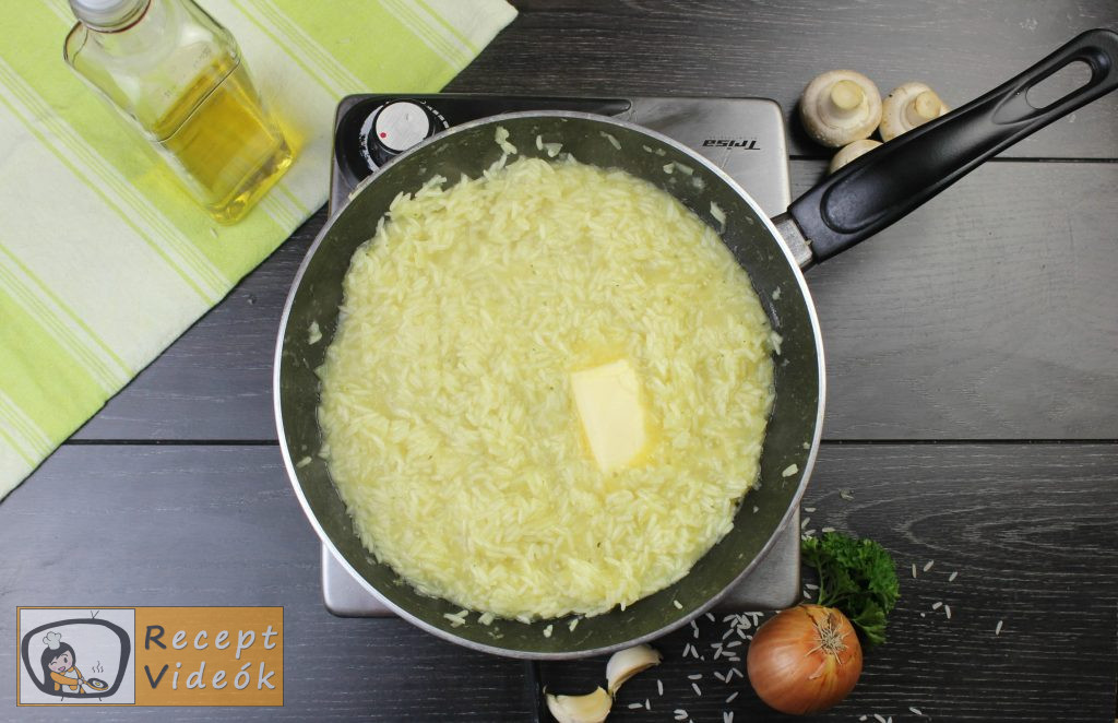 Pirított gombás rizottó recept elkészítése 6. lépés