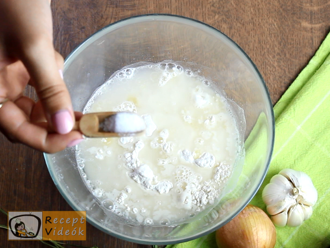 Hagymás lepény recept, hagymás lepény elkészítése 1. lépés